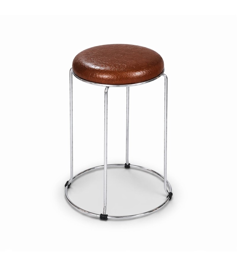 Стул на металлических ножках золотистого цвета.